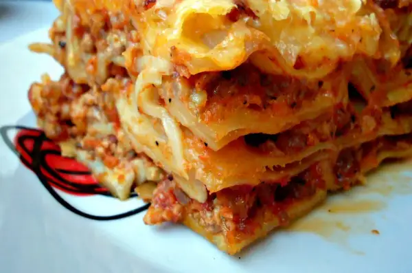 Pyszna, warstwowa lasagne z mięsem mielonym. Prosty przepis na domowy obiad, który zachwyci każdego.